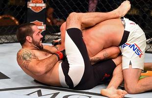 Matt Brown (luvas vermelhas) venceu Tim Means por finalizao aos 4m44s do primeiro round