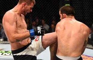 Matt Brown (luvas vermelhas) venceu Tim Means por finalizao aos 4m44s do primeiro round