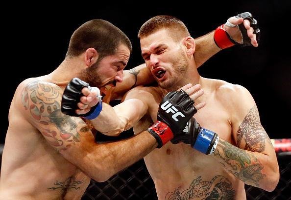 Matt Brown (luvas vermelhas) venceu Tim Means por finalizao aos 4m44s do primeiro round