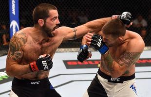 Matt Brown (luvas vermelhas) venceu Tim Means por finalizao aos 4m44s do primeiro round