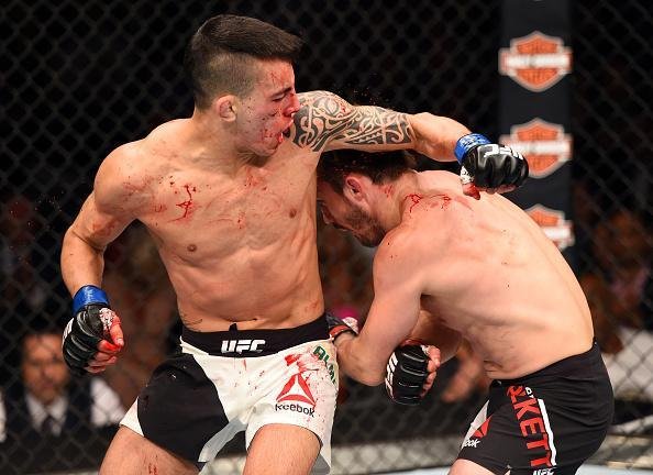 Thomas Almeida (luvas azuis) venceu Brad Pickett por nocaute no segundo round
