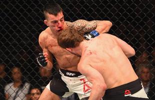 Thomas Almeida (luvas azuis) venceu Brad Pickett por nocaute no segundo round