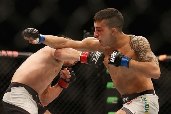 Thomas Almeida (luvas azuis) venceu Brad Pickett por nocaute no segundo round