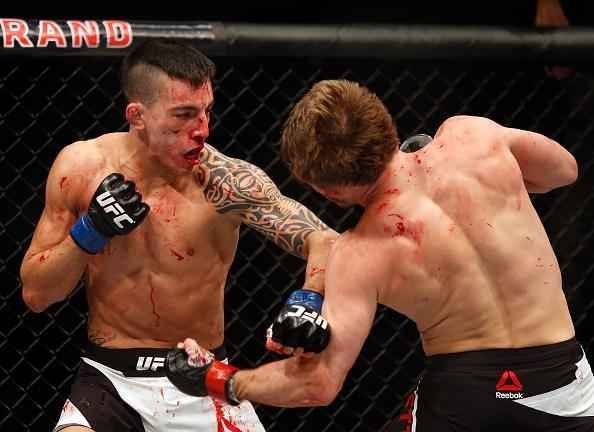 Thomas Almeida (luvas azuis) venceu Brad Pickett por nocaute no segundo round