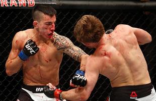 Thomas Almeida (luvas azuis) venceu Brad Pickett por nocaute no segundo round