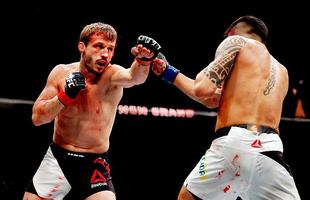 Thomas Almeida (luvas azuis) venceu Brad Pickett por nocaute no segundo round