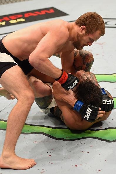 Gunnar Nelson (luvas vermelhas) venceu Brandon Thatch por finalizao no primeiro round