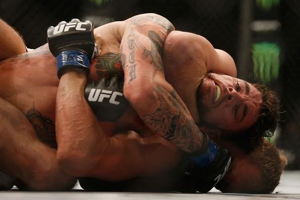 Gunnar Nelson (luvas vermelhas) venceu Brandon Thatch por finalizao no primeiro round