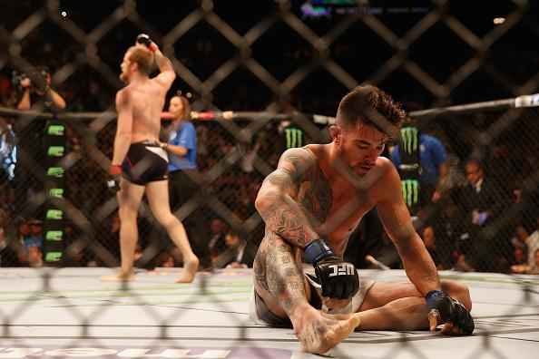 Gunnar Nelson (luvas vermelhas) venceu Brandon Thatch por finalizao no primeiro round