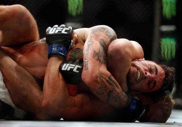 Gunnar Nelson (luvas vermelhas) venceu Brandon Thatch por finalizao no primeiro round