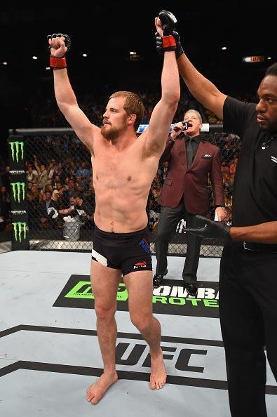Gunnar Nelson (luvas vermelhas) venceu Brandon Thatch por finalizao no primeiro round