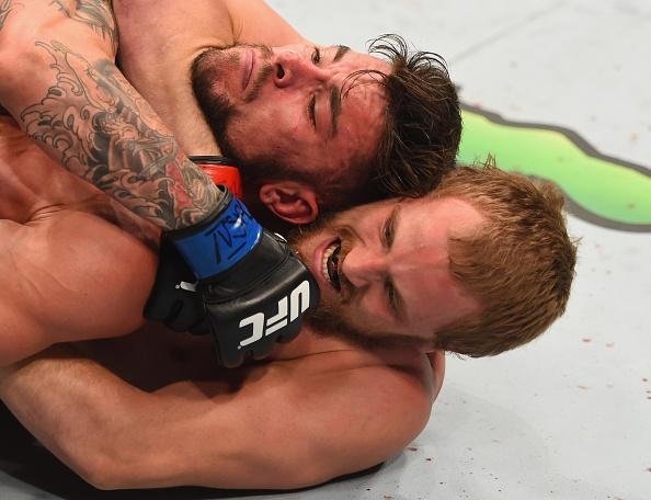 Gunnar Nelson (luvas vermelhas) venceu Brandon Thatch por finalizao no primeiro round