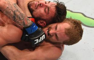 Gunnar Nelson (luvas vermelhas) venceu Brandon Thatch por finalizao no primeiro round