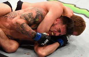 Gunnar Nelson (luvas vermelhas) venceu Brandon Thatch por finalizao no primeiro round