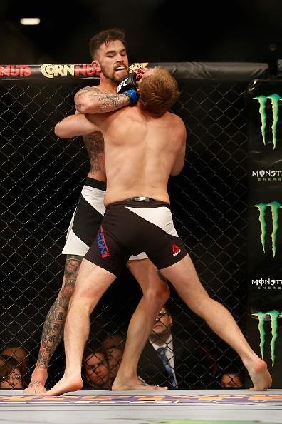 Gunnar Nelson (luvas vermelhas) venceu Brandon Thatch por finalizao no primeiro round