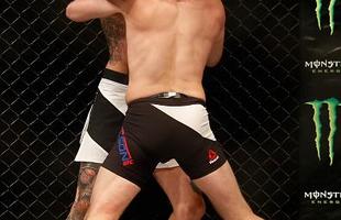 Gunnar Nelson (luvas vermelhas) venceu Brandon Thatch por finalizao no primeiro round