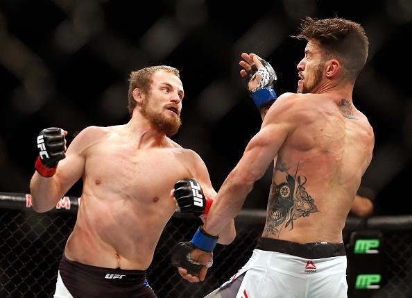 Gunnar Nelson (luvas vermelhas) venceu Brandon Thatch por finalizao no primeiro round