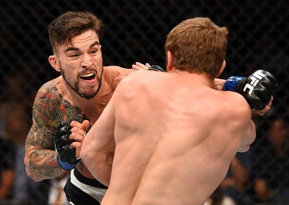 Gunnar Nelson (luvas vermelhas) venceu Brandon Thatch por finalizao no primeiro round