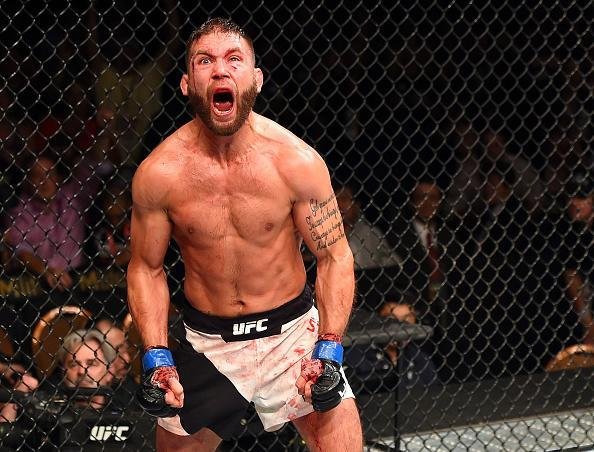 Jeremy Stephens (luvas azuis) venceu Dennis Bermudez por nocaute no terceiro round