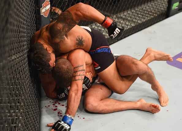 Jeremy Stephens (luvas azuis) venceu Dennis Bermudez por nocaute no terceiro round