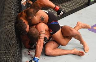 Jeremy Stephens (luvas azuis) venceu Dennis Bermudez por nocaute no terceiro round