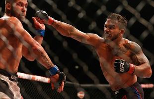 Jeremy Stephens (luvas azuis) venceu Dennis Bermudez por nocaute no terceiro round