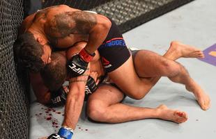 Jeremy Stephens (luvas azuis) venceu Dennis Bermudez por nocaute no terceiro round