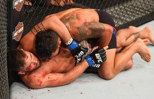 Jeremy Stephens (luvas azuis) venceu Dennis Bermudez por nocaute no terceiro round