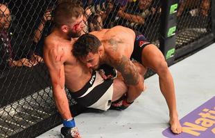 Jeremy Stephens (luvas azuis) venceu Dennis Bermudez por nocaute no terceiro round