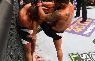 Jeremy Stephens (luvas azuis) venceu Dennis Bermudez por nocaute no terceiro round