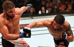 Jeremy Stephens (luvas azuis) venceu Dennis Bermudez por nocaute no terceiro round