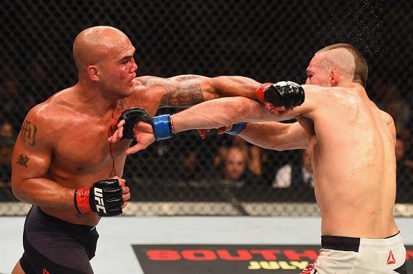 Robbie Lawler (luvas vermelhas) venceu Rory MacDonald por nocaute tcnico no quinto round e manteve o cinturo dos meio-mdios
