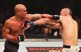 Robbie Lawler (luvas vermelhas) venceu Rory MacDonald por nocaute tcnico no quinto round e manteve o cinturo dos meio-mdios