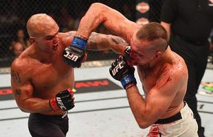 Robbie Lawler (luvas vermelhas) venceu Rory MacDonald por nocaute tcnico no quinto round e manteve o cinturo dos meio-mdios