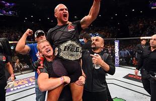 Robbie Lawler (luvas vermelhas) venceu Rory MacDonald por nocaute tcnico no quinto round e manteve o cinturo dos meio-mdios