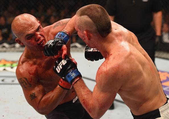 Robbie Lawler (luvas vermelhas) venceu Rory MacDonald por nocaute tcnico no quinto round e manteve o cinturo dos meio-mdios