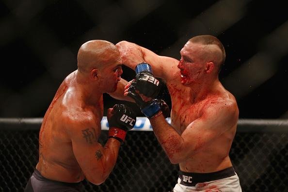 Robbie Lawler (luvas vermelhas) venceu Rory MacDonald por nocaute tcnico no quinto round e manteve o cinturo dos meio-mdios
