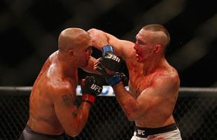 Robbie Lawler (luvas vermelhas) venceu Rory MacDonald por nocaute tcnico no quinto round e manteve o cinturo dos meio-mdios