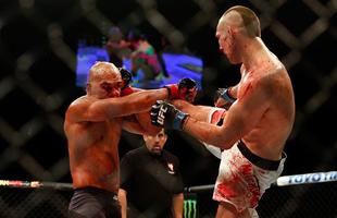 Robbie Lawler (luvas vermelhas) venceu Rory MacDonald por nocaute tcnico no quinto round e manteve o cinturo dos meio-mdios