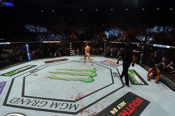 Conor McGregor (luvas azuis) venceu Chad Mendes por nocaute tcnico no segundo round e conquistou o cinturo interino dos penas