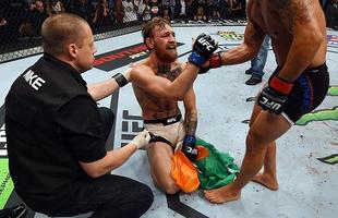 Conor McGregor (luvas azuis) venceu Chad Mendes por nocaute tcnico no segundo round e conquistou o cinturo interino dos penas