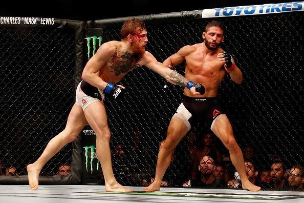 Conor McGregor (luvas azuis) venceu Chad Mendes por nocaute tcnico no segundo round e conquistou o cinturo interino dos penas