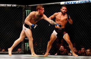 Conor McGregor (luvas azuis) venceu Chad Mendes por nocaute tcnico no segundo round e conquistou o cinturo interino dos penas