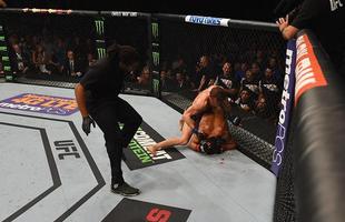 Conor McGregor (luvas azuis) venceu Chad Mendes por nocaute tcnico no segundo round e conquistou o cinturo interino dos penas