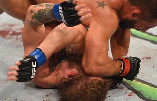 Conor McGregor (luvas azuis) venceu Chad Mendes por nocaute tcnico no segundo round e conquistou o cinturo interino dos penas