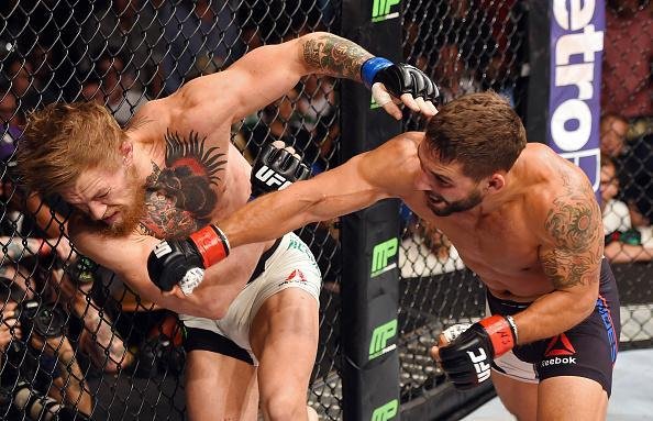 Veja imagens incrveis da vitria de Conor McGregor sobre Chad Mendes
