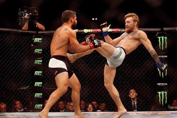 Veja imagens incrveis da vitria de Conor McGregor sobre Chad Mendes