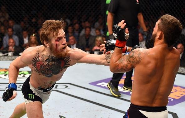 Veja imagens incrveis da vitria de Conor McGregor sobre Chad Mendes