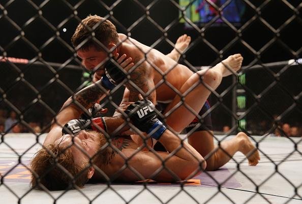 Veja imagens incrveis da vitria de Conor McGregor sobre Chad Mendes