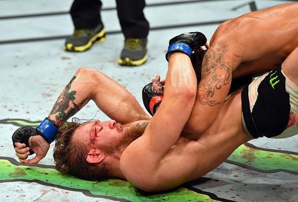 Veja imagens incrveis da vitria de Conor McGregor sobre Chad Mendes